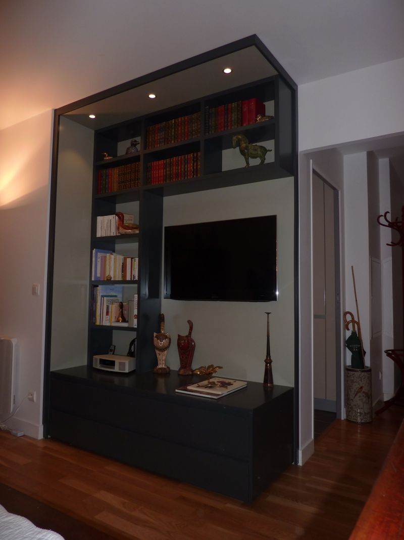 Aménagement sur mesure à Bordeaux, alliant élégance contemporaine, rangements intégrés, éclairage raffiné et matériaux haut de gamme